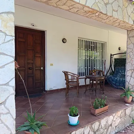 Casa in giardino a pochi passi dal Mare-2